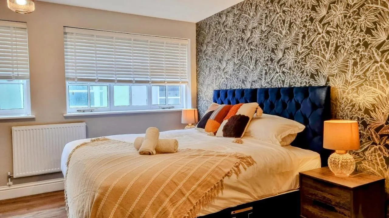 Spacious 4-Bed Brighton Townhouse Retreat
